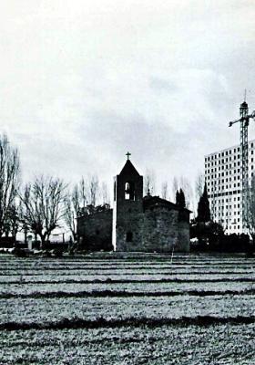 L'ermita i el primer bloc de Bellvitge